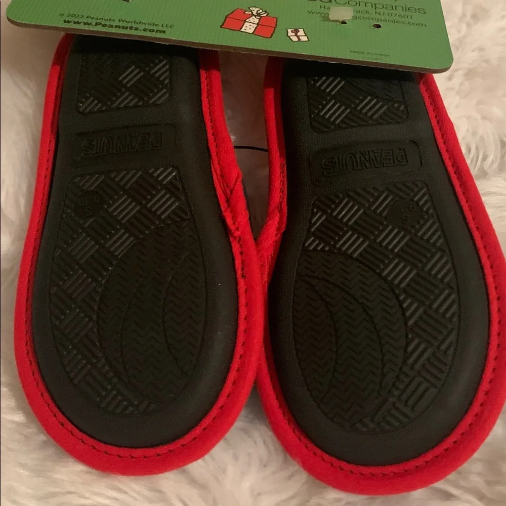 PEANUTS Snoopy youth slippers in size 9-10 NWT
